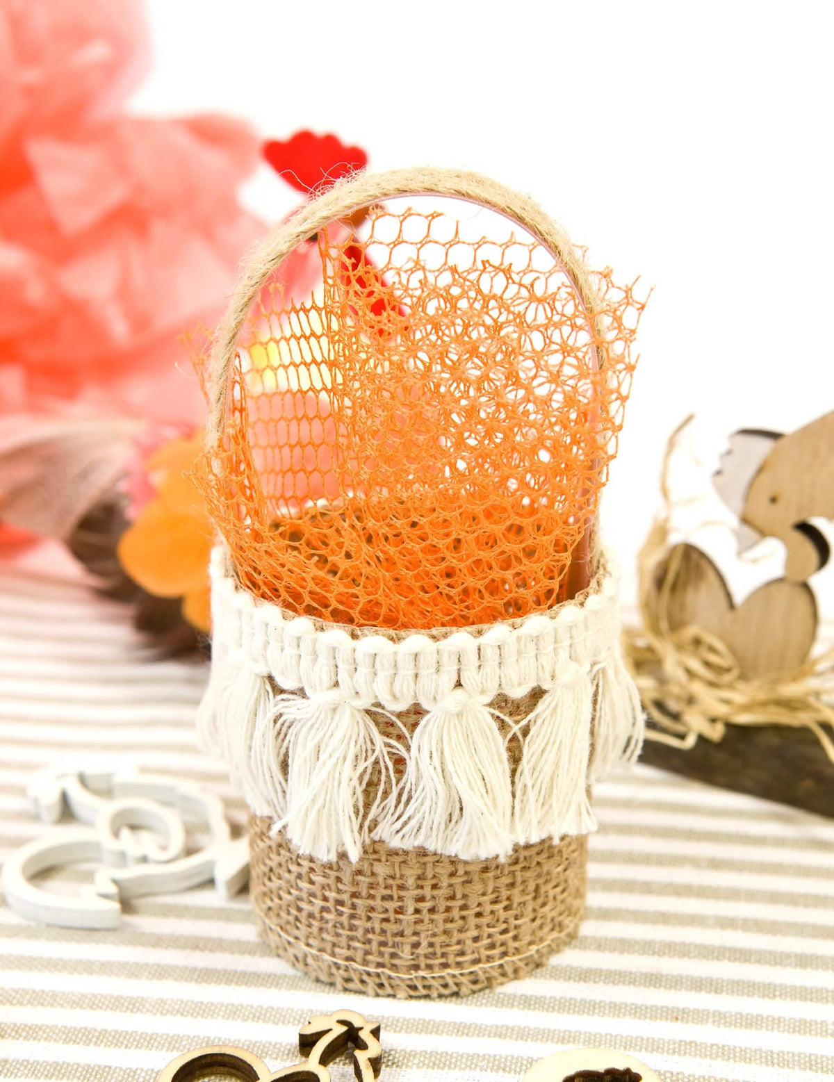 Détail du filet orange du panier en toile de jute champêtre