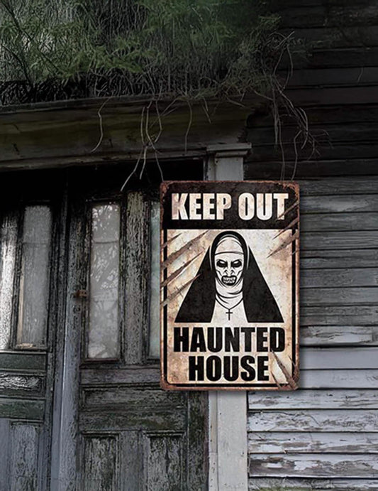 Mise en situation du panneau nonne démoniaque sur un mur en bois de maison hantée