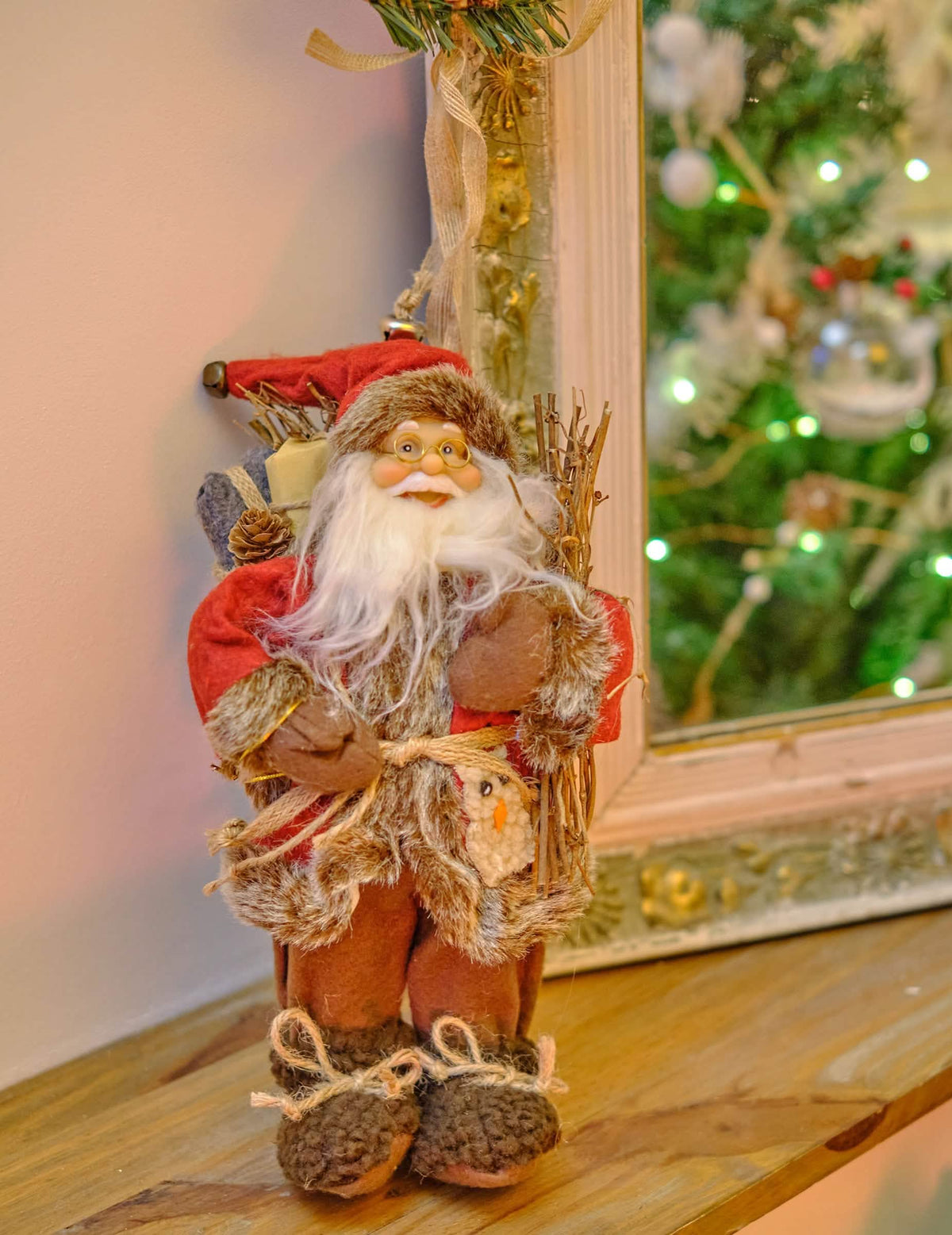 Vue de trois-quarts du Père Noël debout pour décoration rouge