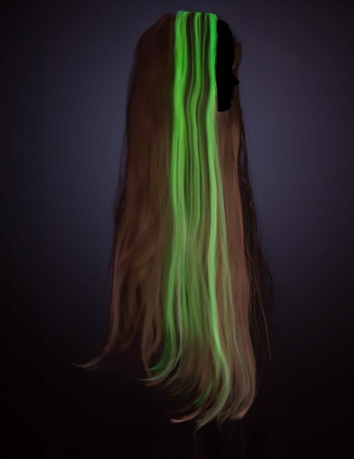 Rendu lumineux vert dans le noir de la perruque phosphorescente princesse Raiponce™