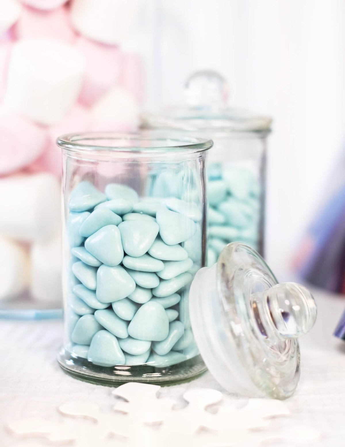 Sydämenmuotoisten karkit ja namut -yksityiskohta makeismyyjän karkkikulhosta candy baria varten