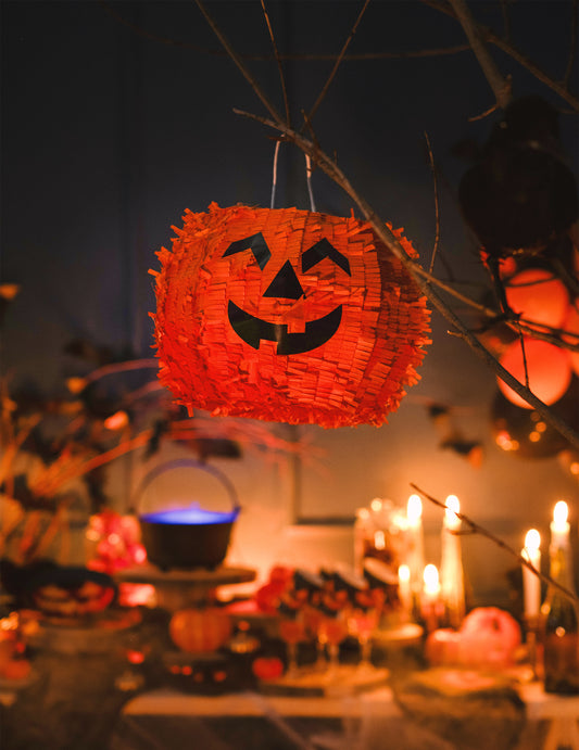 Mise en situation suspendue de la piñata citrouille Halloween