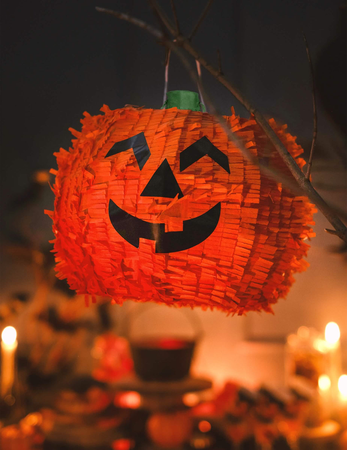 Asetelma piñata-kurpitsat halloweeniin oksalla