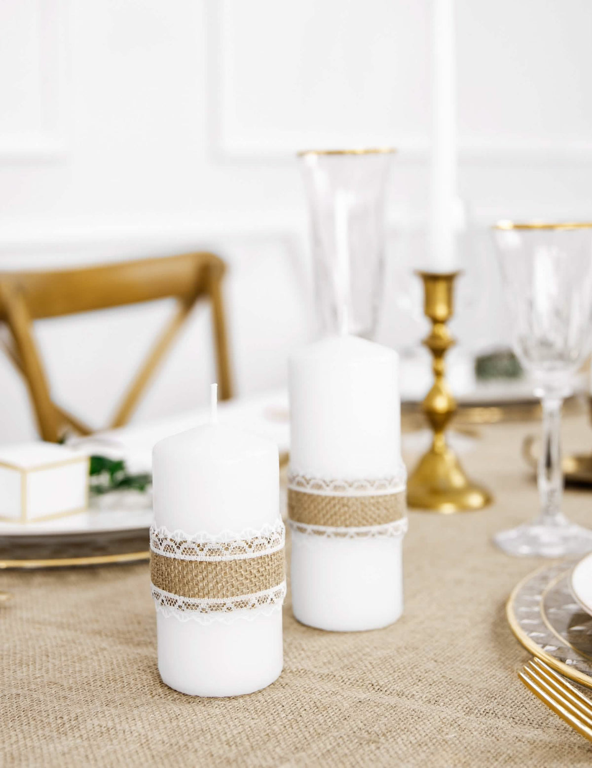Mise en situation sur bougies du ruban mariage champêtre en toile de jute naturelle et bordure dentelle blanche