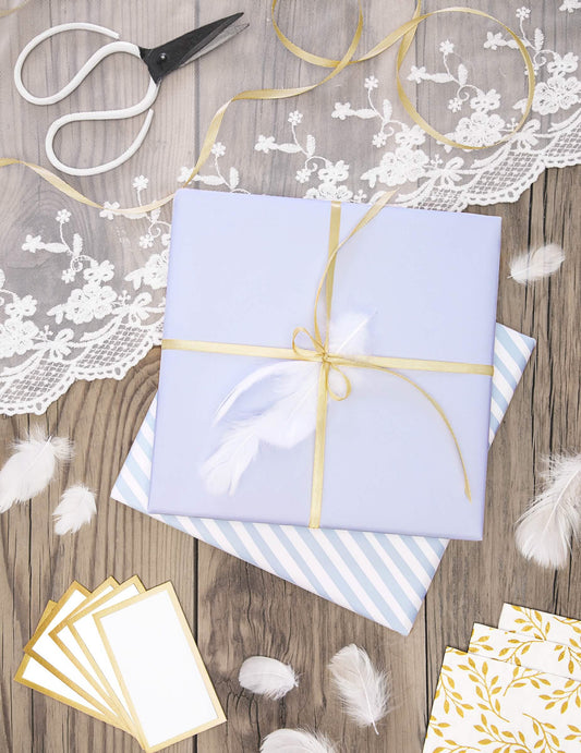 Mise en situation sur un paquet cadeau du ruban satin pour fête doré ocre