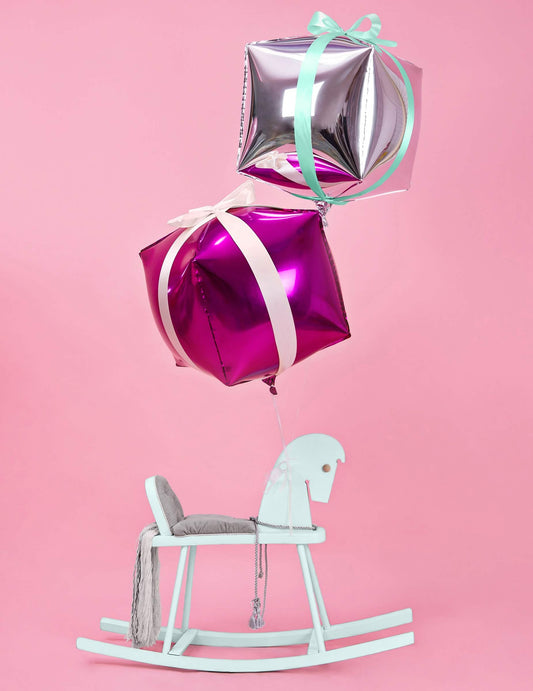 Nœud décoratif sur un ballon du ruban satin pour décoration
