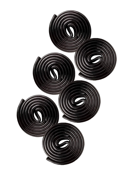 Gros plan sur les rouleaux de réglisse du sachet de bonbons Rotella Haribo