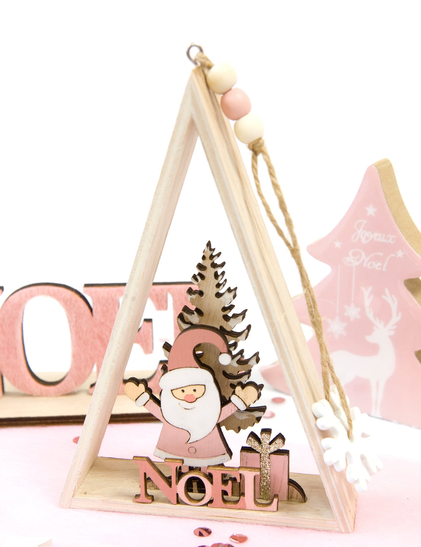 Gros plan sur les figurines de la suspension en bois Père Noël rose triangle décoratif