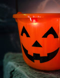 Halloween-ämpärit ja karkkipussit