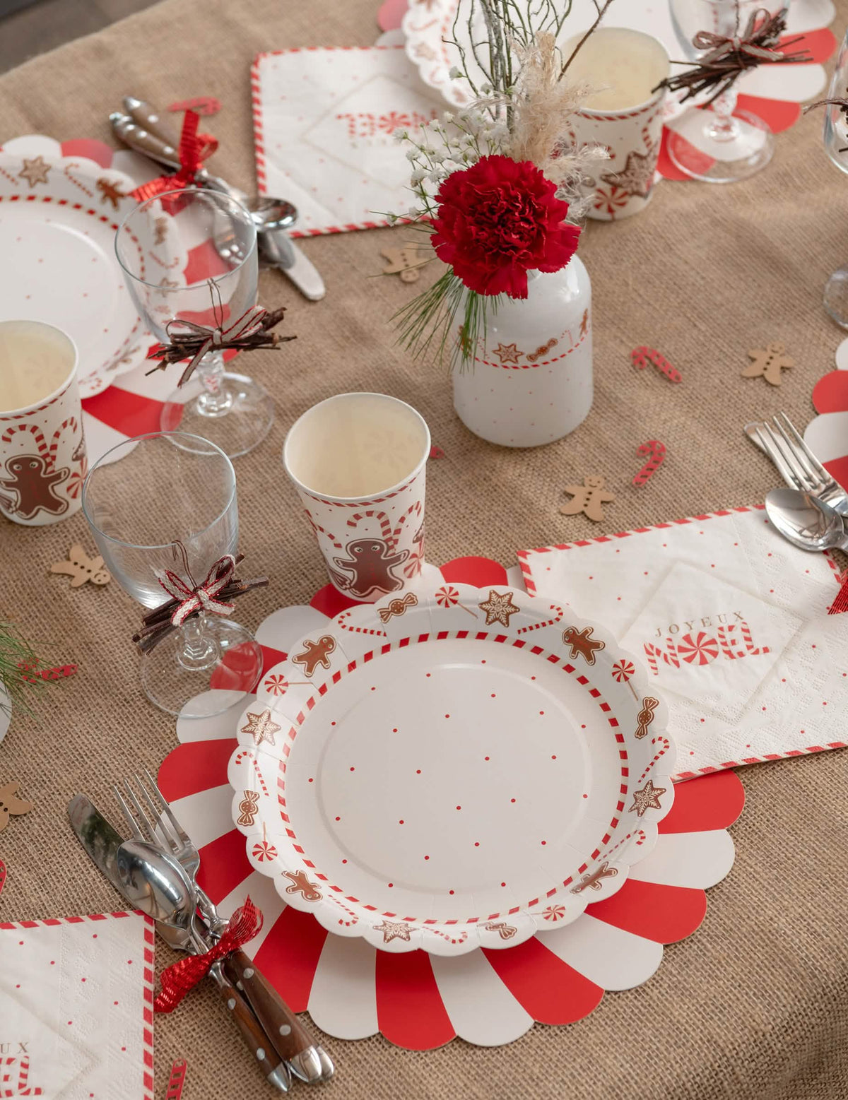 Mise en scène des assiettes en carton motif gourmandises de Noël