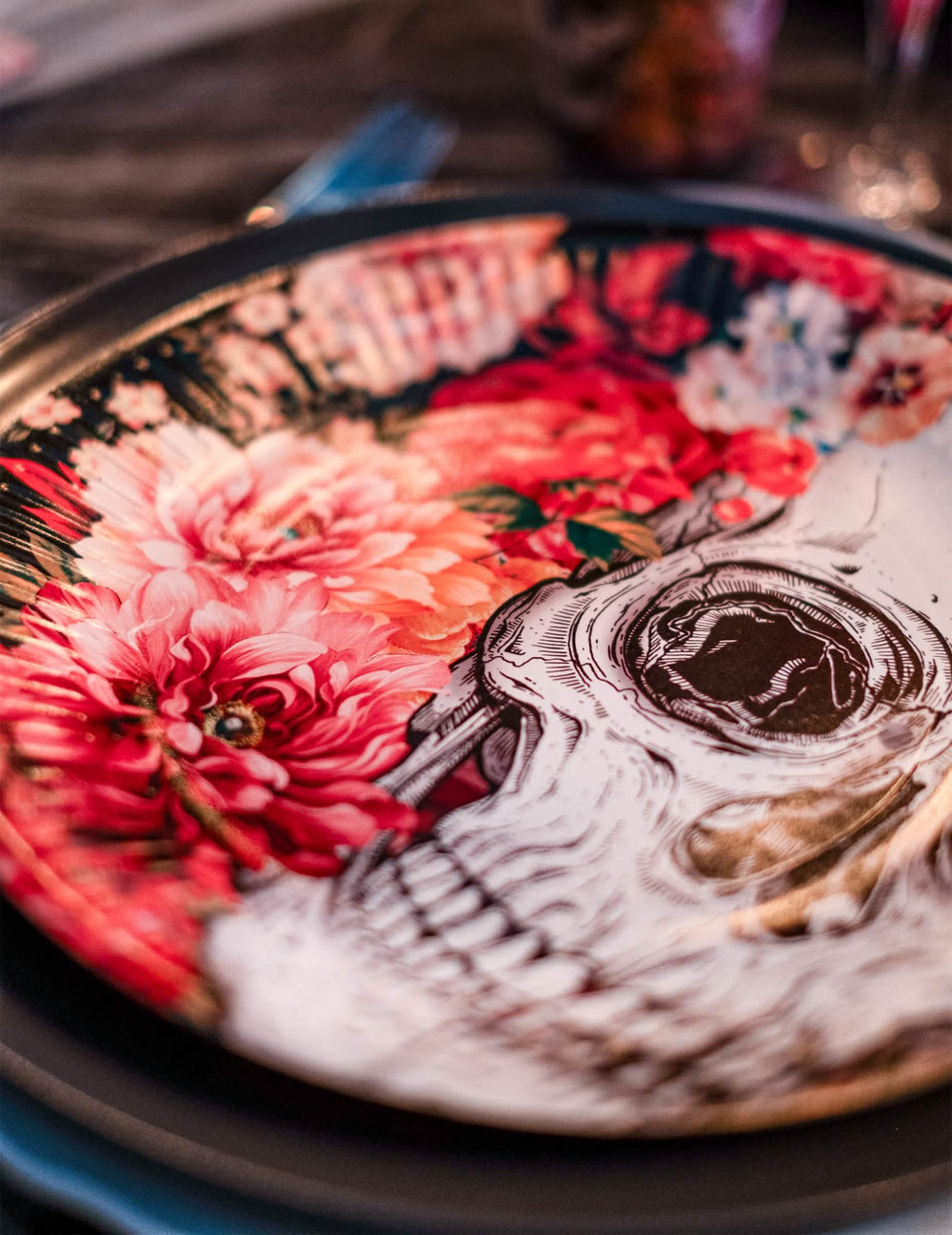 Vue détaillée du motif de crâne et de fleurs des assiettes en carton squelette fleuri