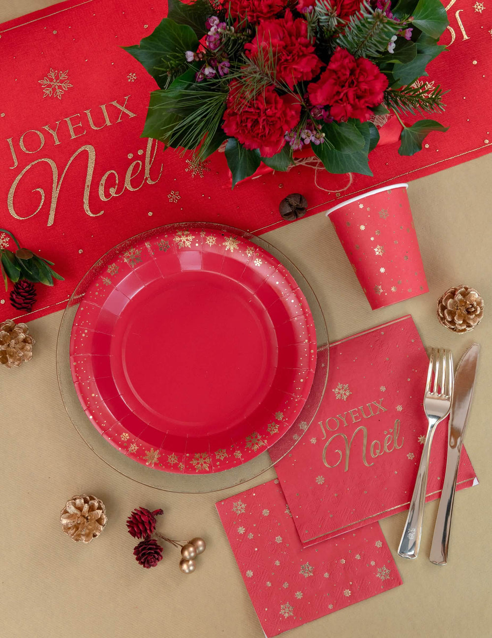 Mise en scène de table des assiettes en carton flocon d'or pour Noël