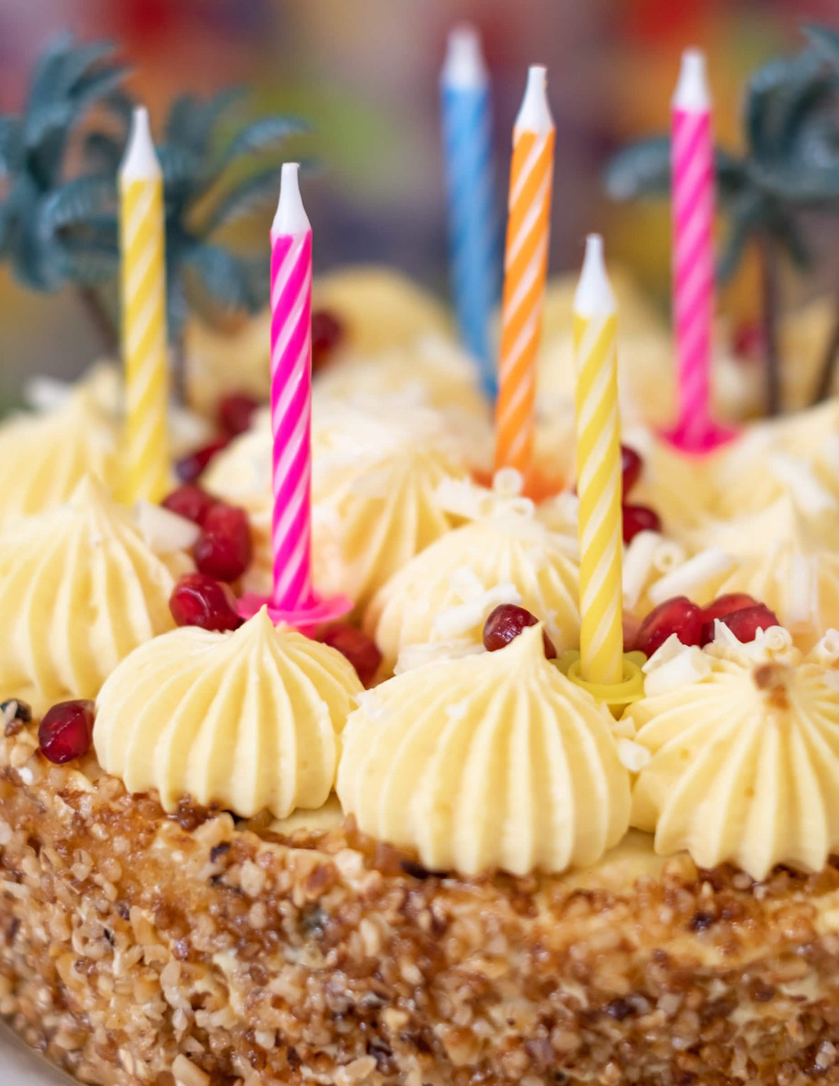 Gros plan des 10 bougies d'anniversaire colorées pour fête multicolores