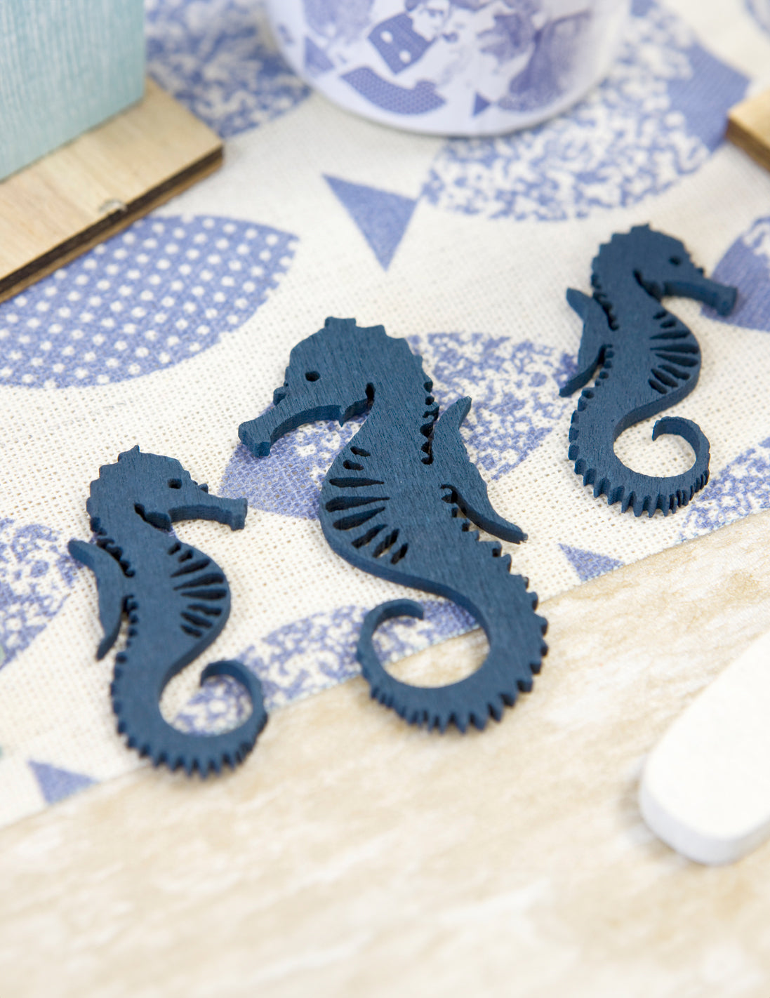 Gros plan des confettis en bois hippocampe pour décoration de table