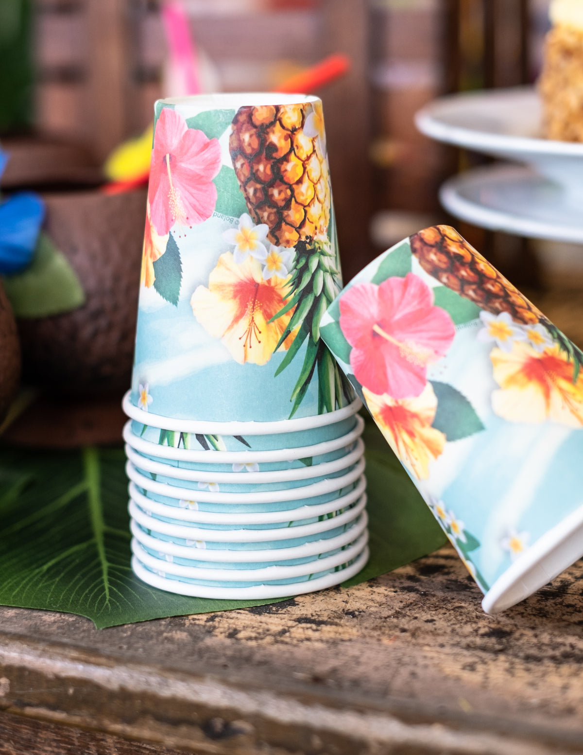 Gros plan sur les motifs des gobelets Hawaii party