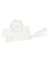 Marque-place baptême blanc avec motif floral doré et ruban satiné
