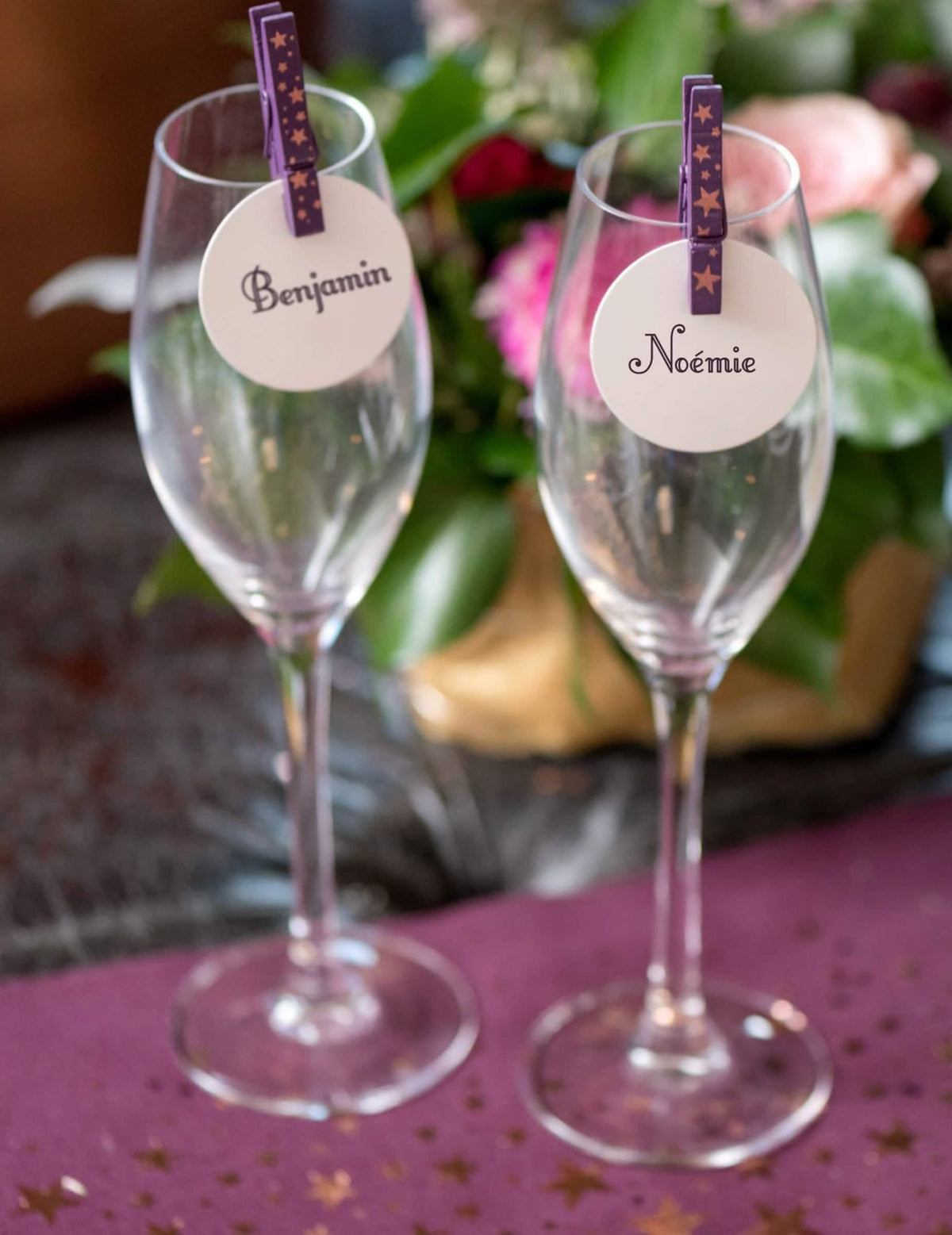 Mise en situation sur des flûtes du marque-place rond en carton mariage pour invités