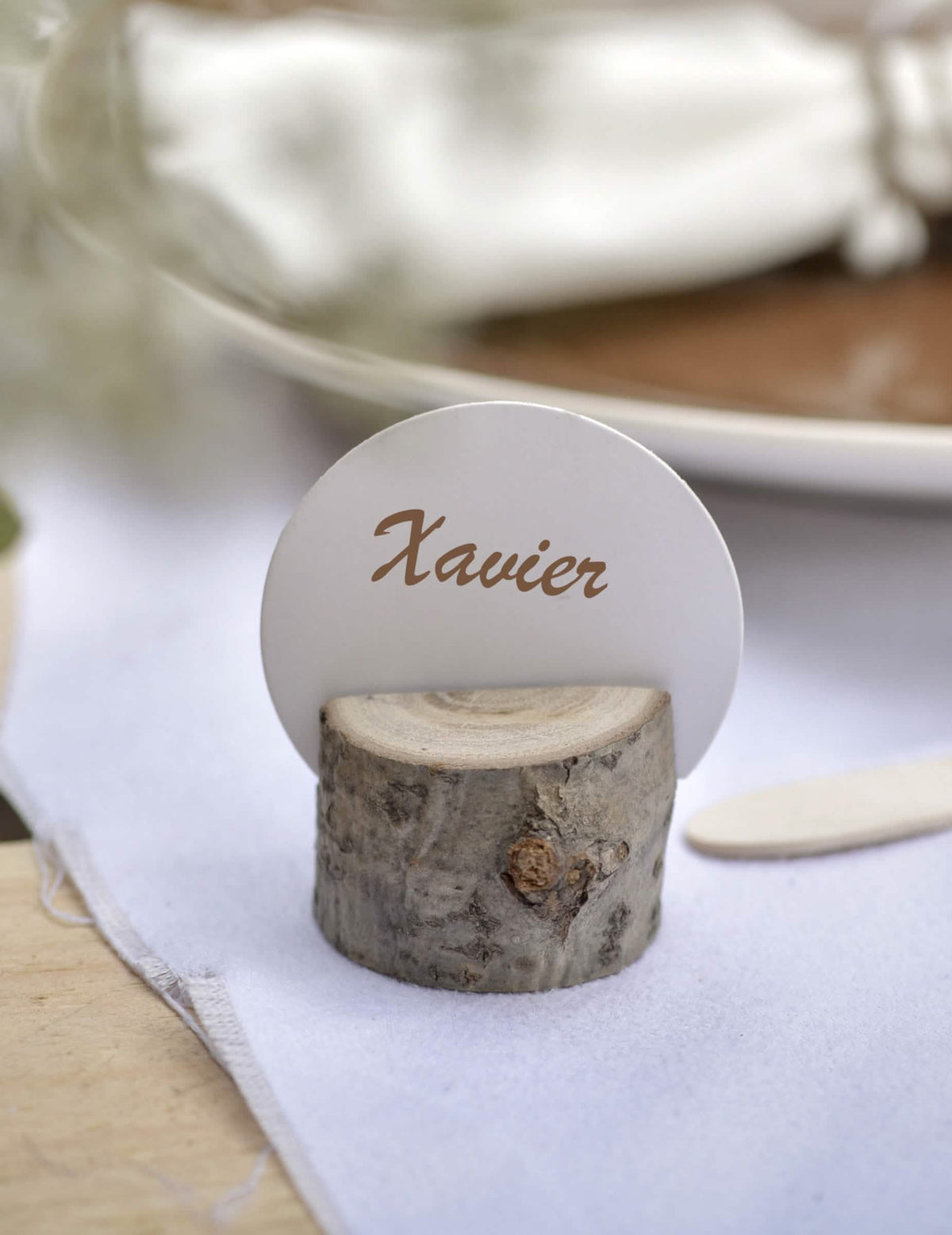 Marque-places ronds en carton mariage pour invités blancs