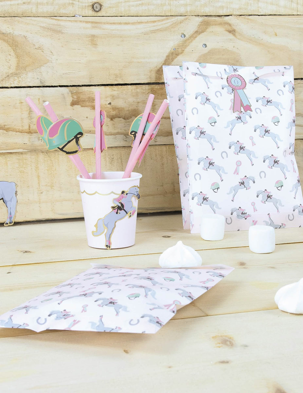 Mise en situation avec sachets cadeaux des pailles en carton cheval et équitation