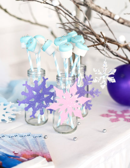 Mise en scène de décoration hivernale des pailles en carton rayées bleu pastel