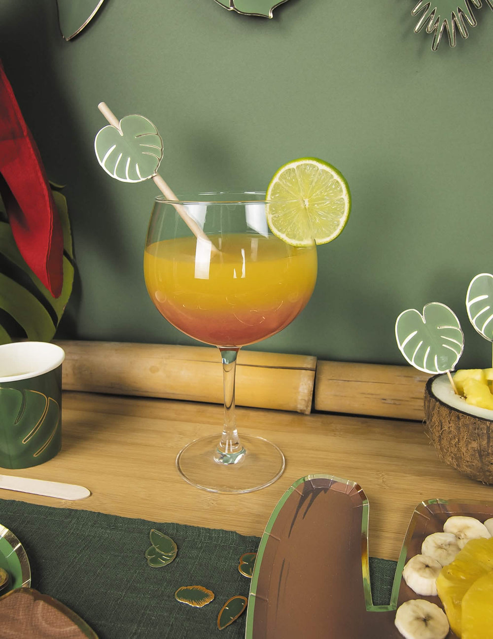 Mise en situation dans un verre à cocktail des pailles totem aventurier