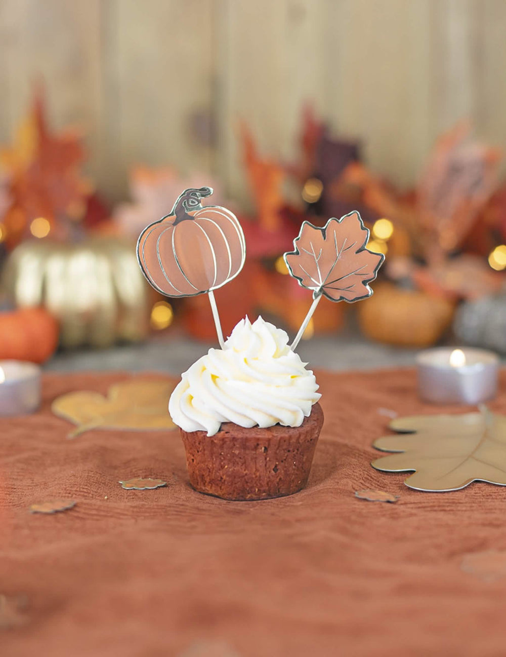 Gros plan sur les motifs des pics à cocktail automne citrouille et feuille
