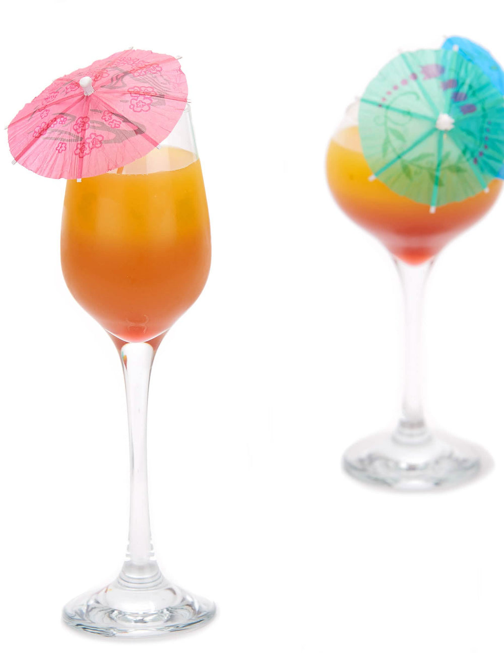 Kakkukoriste cocktailin koristeluun puisten tikkujen ja aurinkovarjojen kanssa juomalaseihin