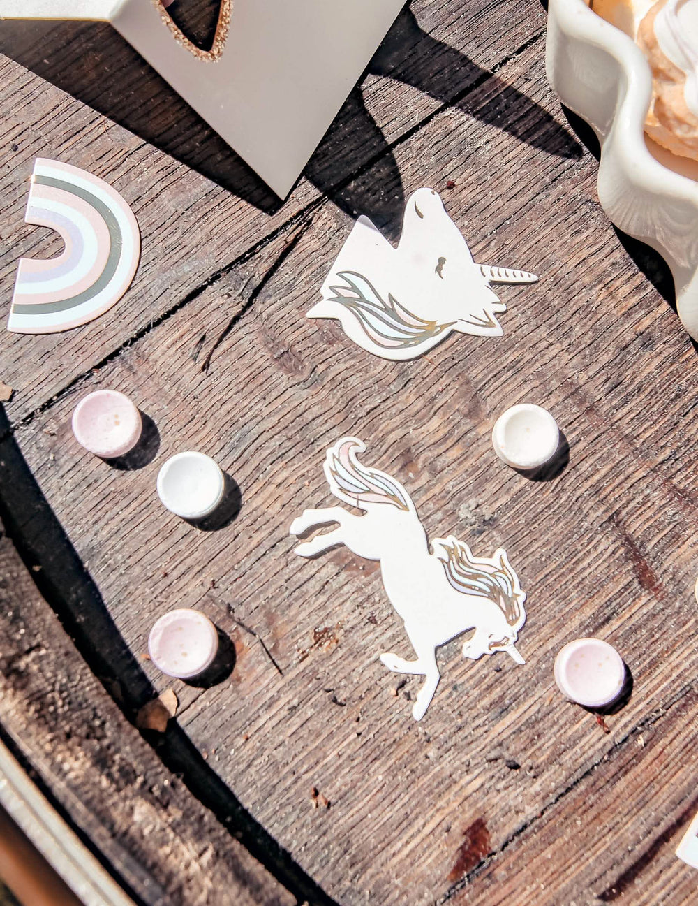 Confettis de licorne pour table pastel et or