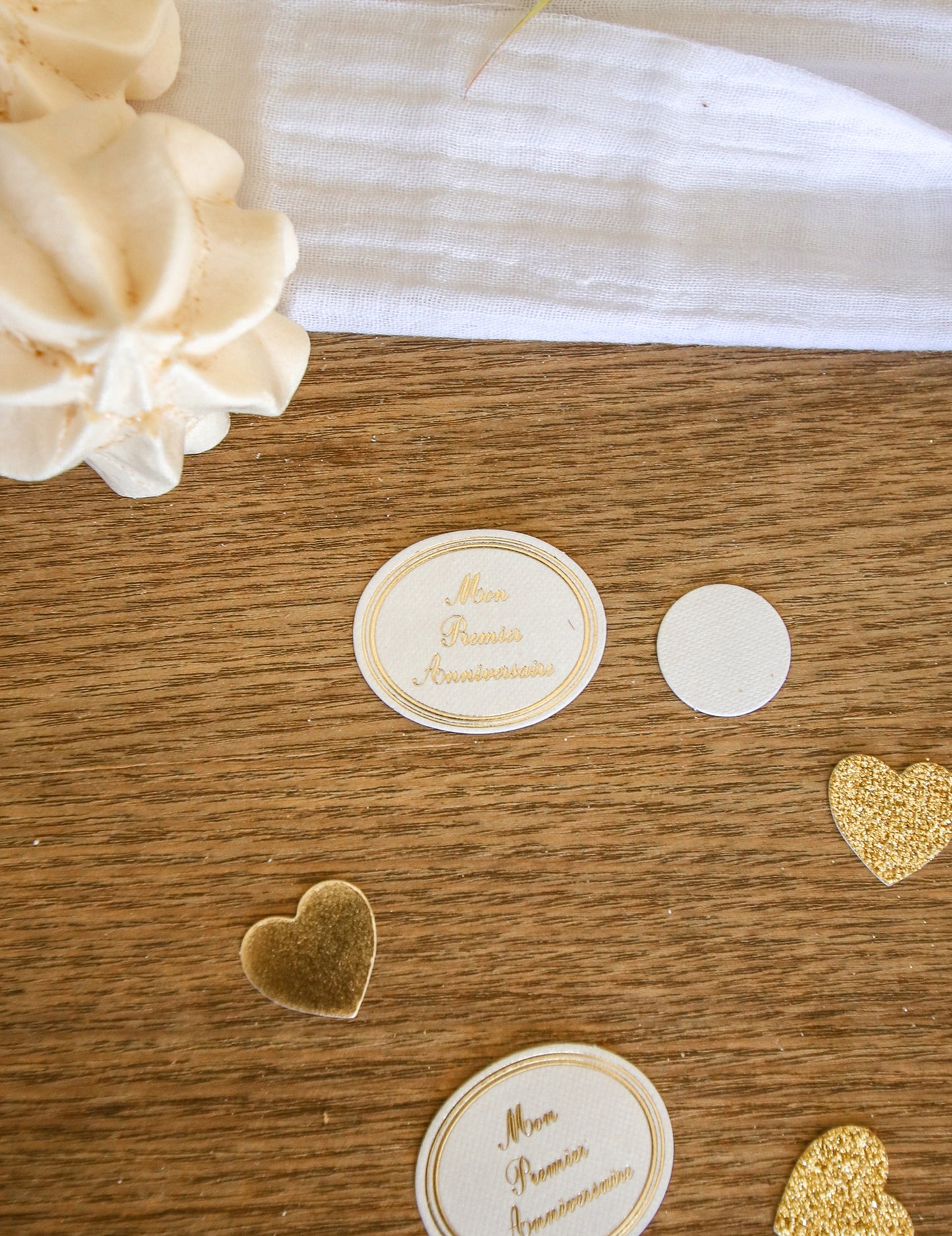 Gros plan sur les motifs des confettis mon premier anniversaire pour table