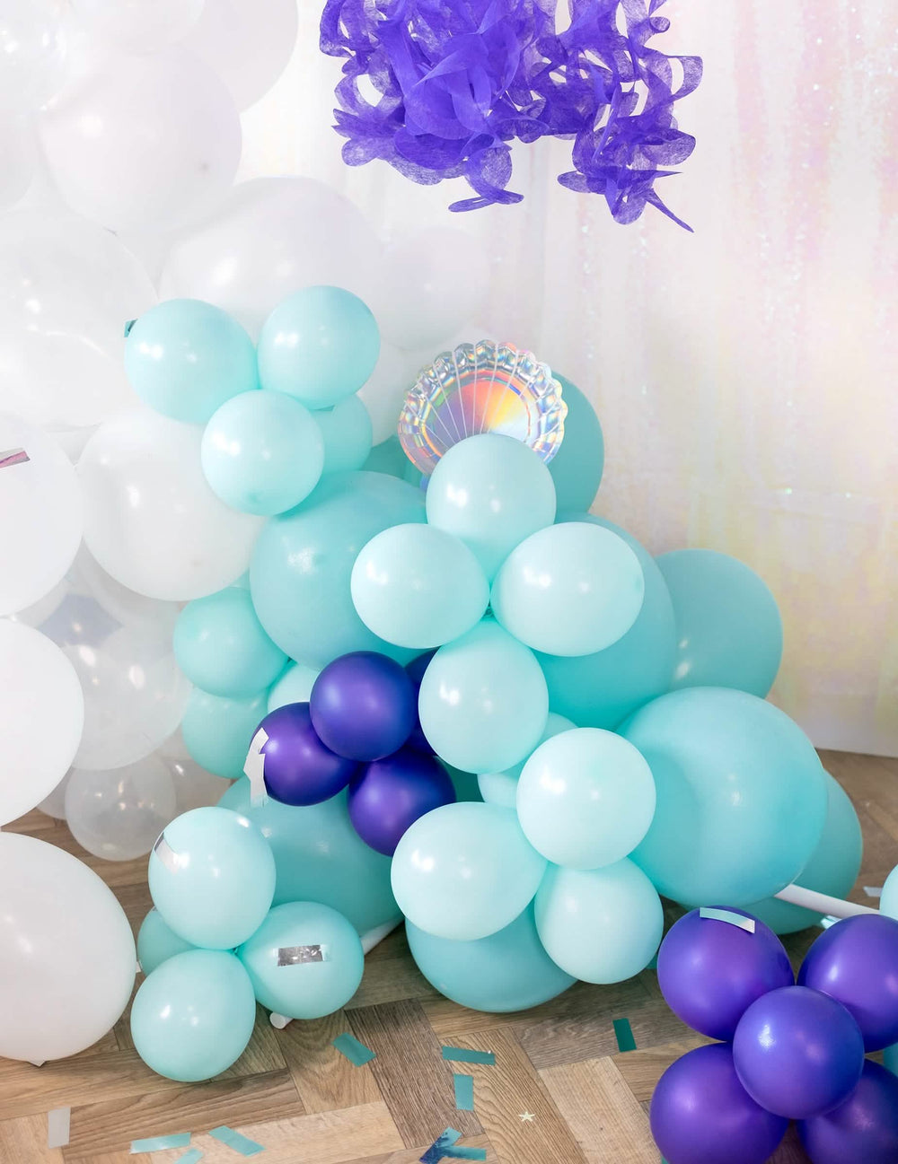 Mise en situation des mini ballons latex pour arche et cubes menthe pastel