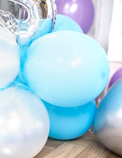 Gros plan sur l'assemblage du ballon de baudruche pour fête