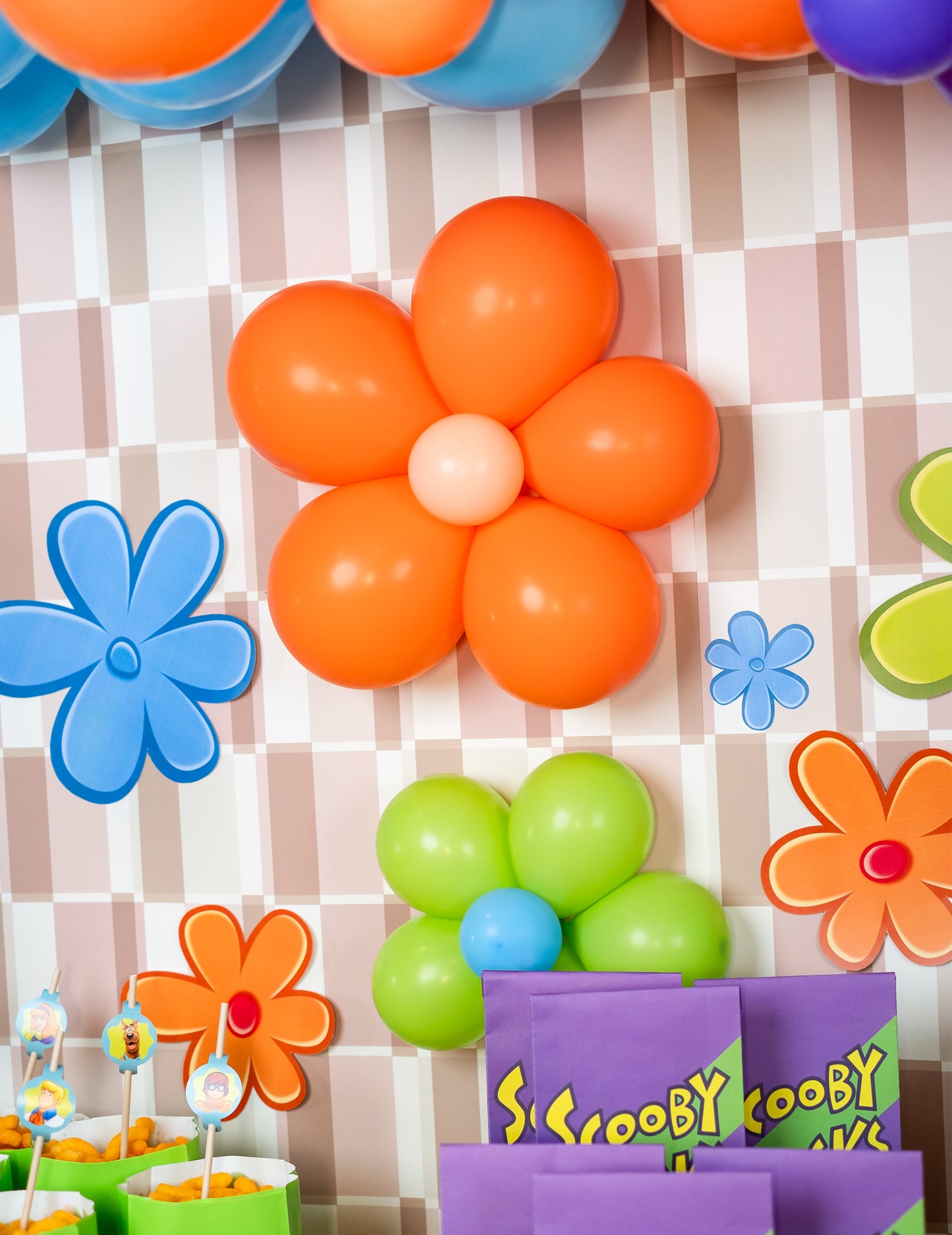 Mise en scène en forme de fleur des ballons pour fête orange