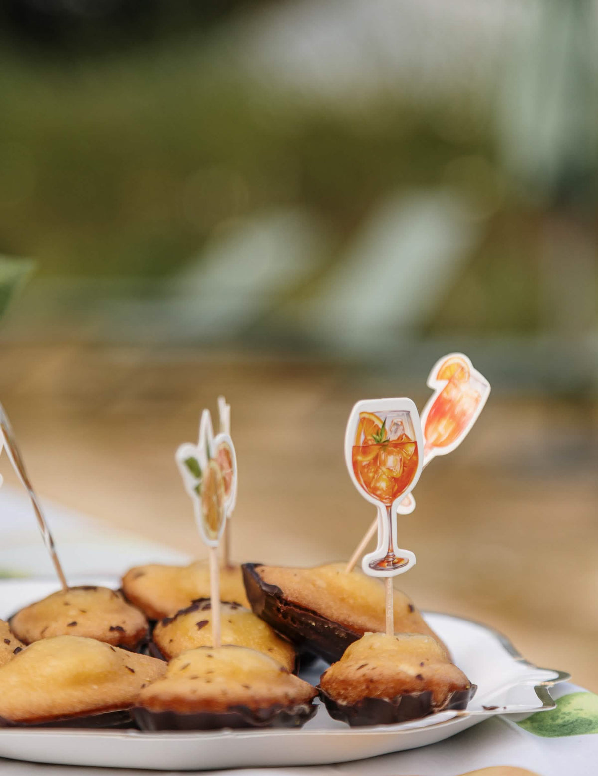 12 fizz sitruspaperista valmistettua tikkua, kermanvärisiä, oransseja ja keltaisia, cocktaileihin