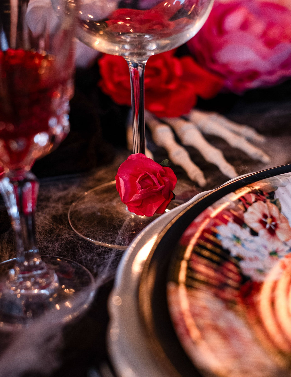 Mise en situation sur une table d'Halloween du 12 roses à piquer pour décoration