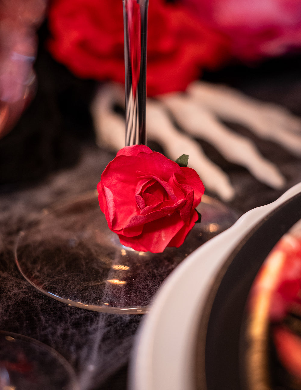 Détail d'une rose fixée sur un pied de verre du 12 roses à piquer pour décoration