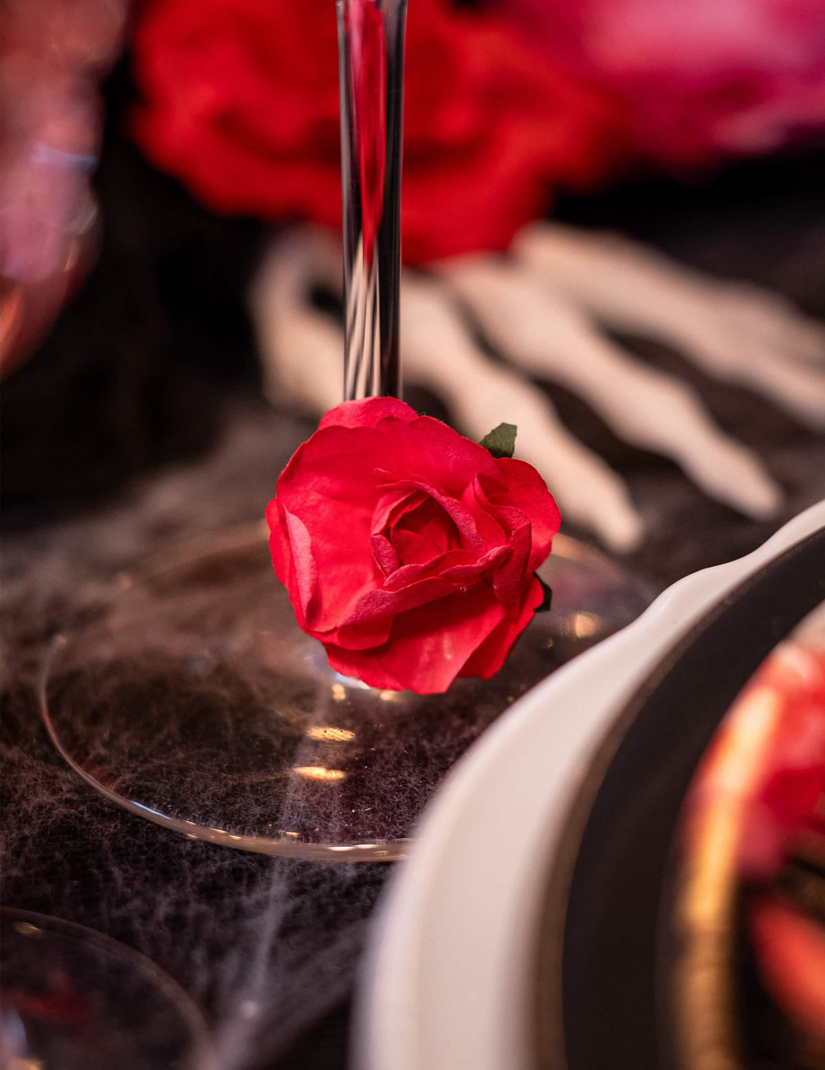 Détail d'une rose fixée sur un pied de verre du 12 roses à piquer pour décoration