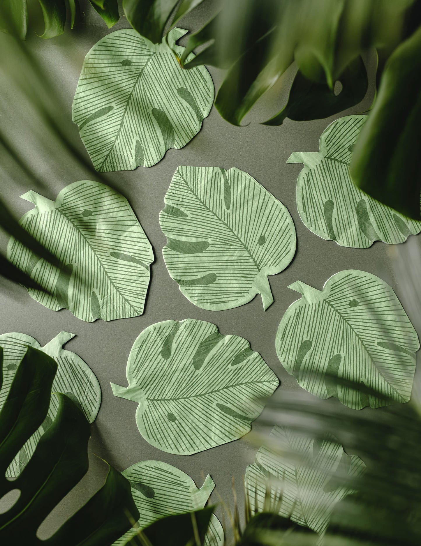 12 vihreää monstera-lehden muotoista paperilautasliinaa 29,1 x 36 cm