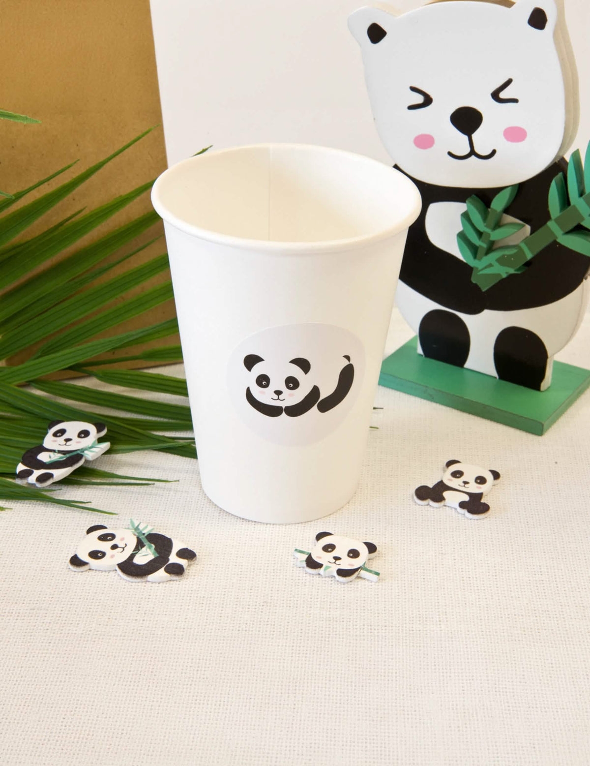 Exemple d'utilisation sur un gobelet du stickers autocollants ronds panda