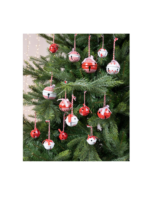 Mise en situation sur un sapin des suspensions grelots pour sapin blancs et rouges avec nœuds
