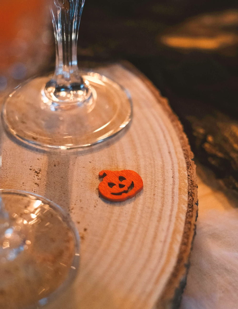 Gros plan sur une citrouille orange des confettis de table citrouille pour Halloween