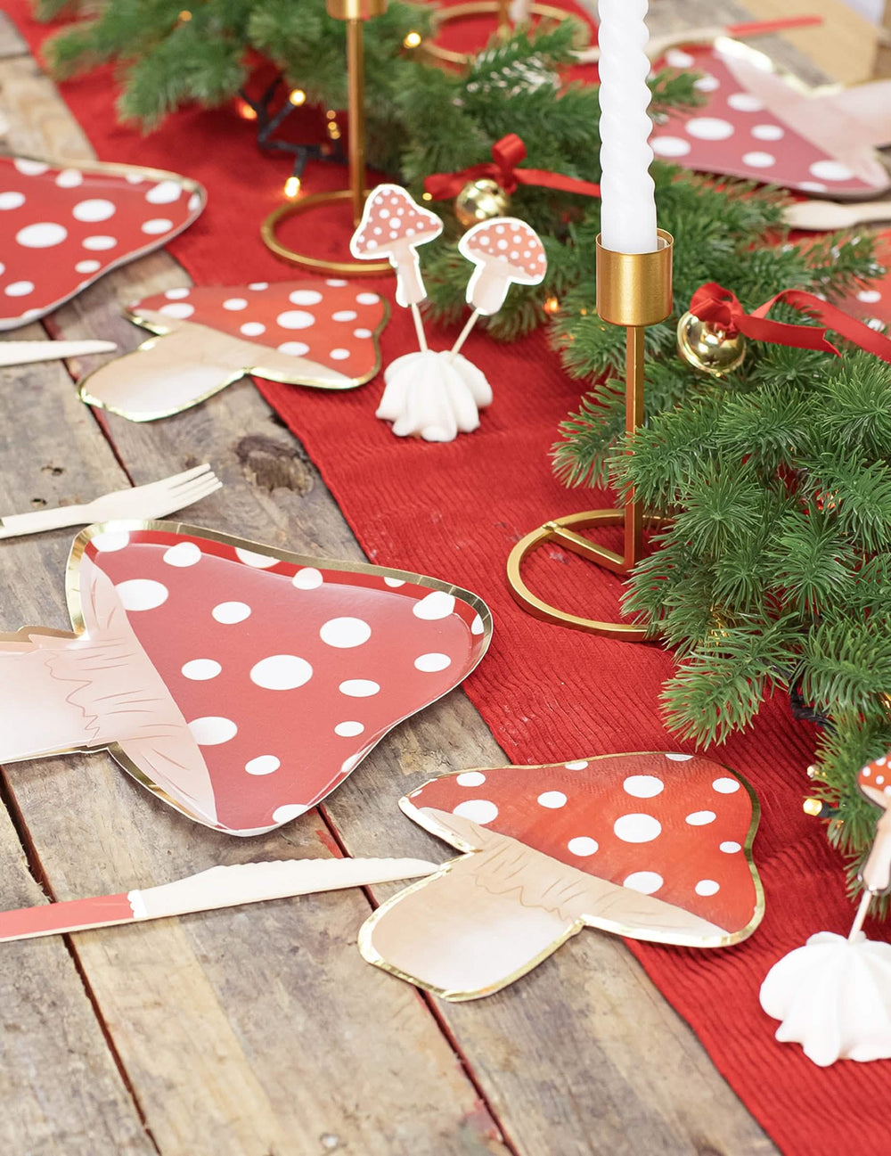 Mise en scène festive sur table des serviettes en papier champignon rouge et blanc