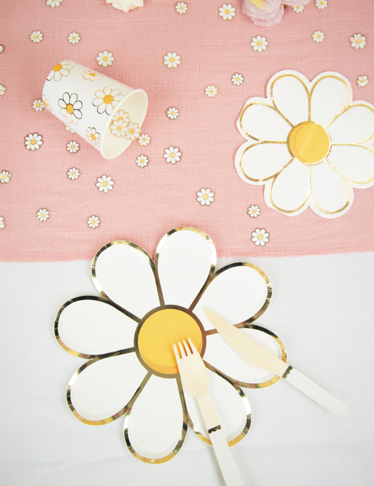 Mise en scène de décoration de table des serviettes Marguerite pour fête