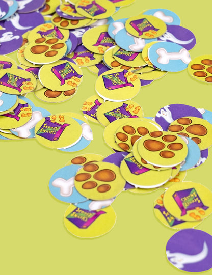 Gros plan sur les motifs des confettis Scooby-Doo pour fête
