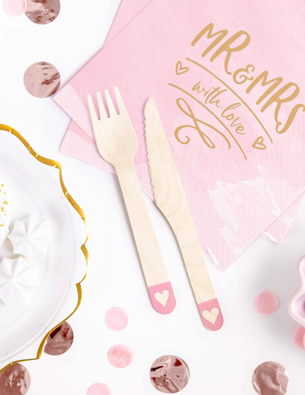 Mise en situation avec serviettes des couverts en bois jetables avec cœur pour fête rose