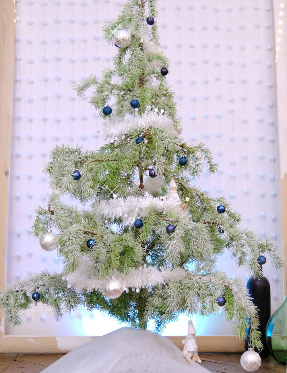 Mise en situation sur un sapin des mini boules de noël bleu nuit mates et brillantes