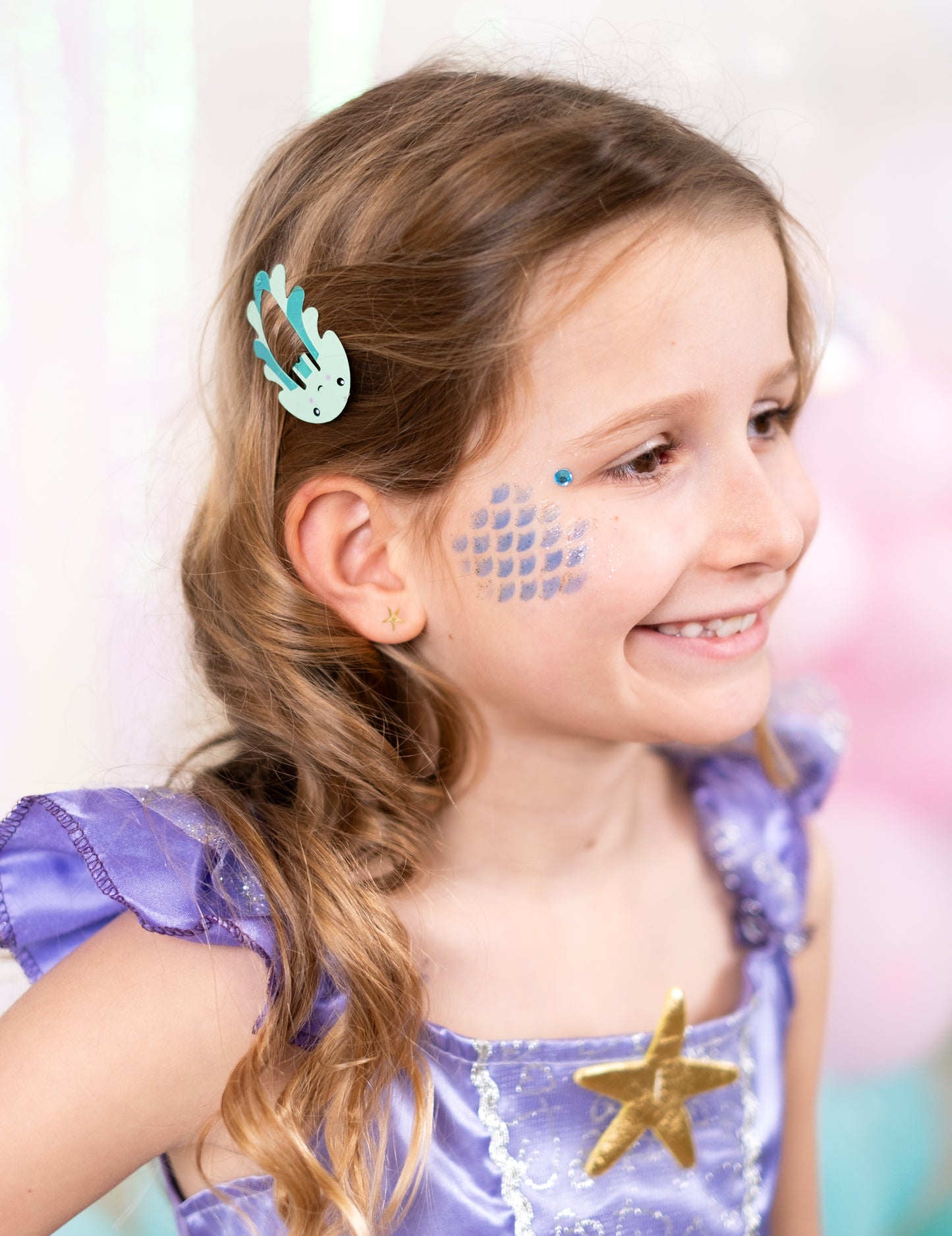 Gros plan sur la barrette portée du Barettes Pieuvres pour enfant bleues