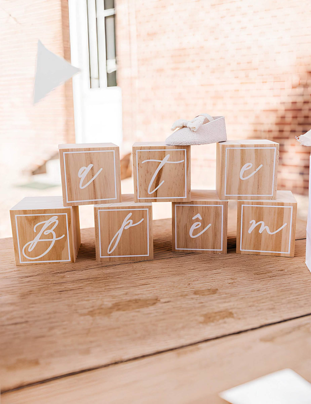 Mise en scène avec des cubes du contenant en forme de ballerine pour bébé