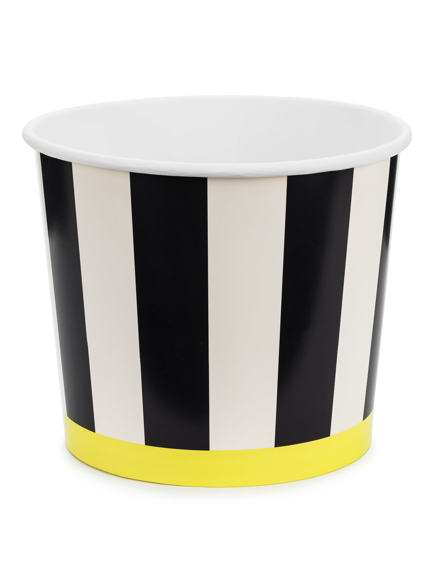 Mise en situation des pots à snacks en carton à rayures noires et blanches avec base jaune