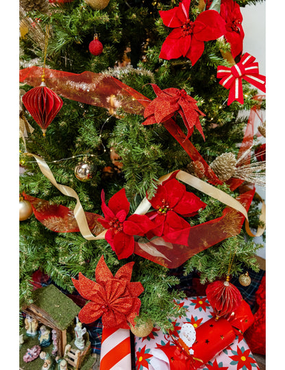 Mise en situation dans un sapin de Noël des suspensions origami losanges rouges et dorées