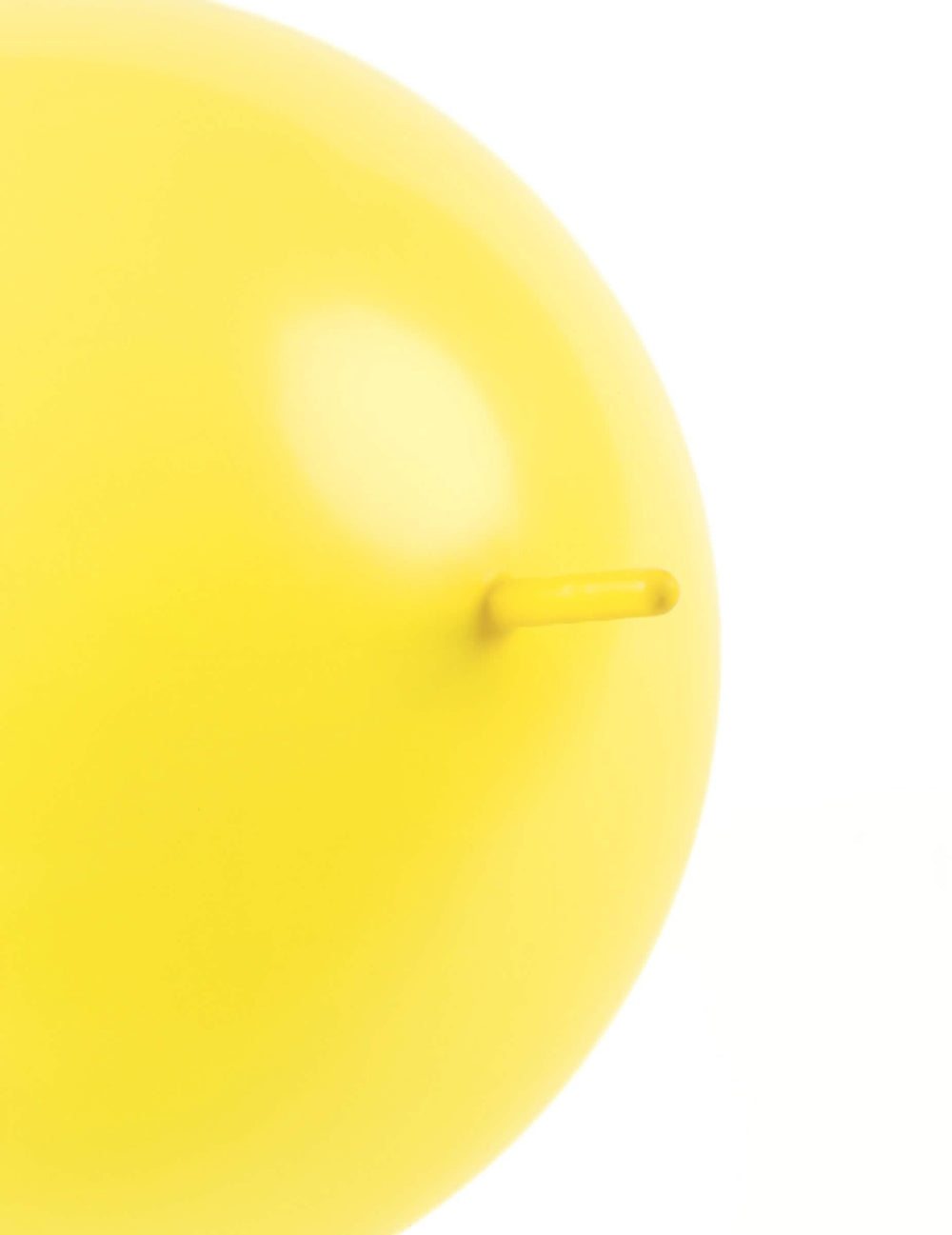 Détail de l'embout des ballons à relier pour fête jaune pastel